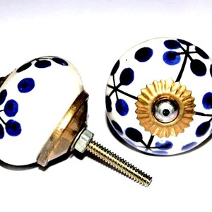 Boutons de porte ronds faits à la main en céramique indienne, boutons noirs traditionnels, poignée de porte décorative indienne antique, 2 pièces ferme-porte DK054