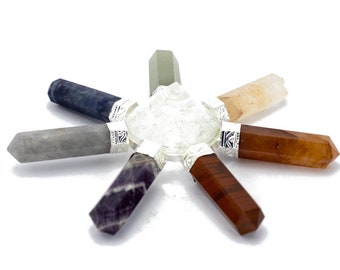 Può includere: Una stella chakra di cristallo a sette punte con un centro di quarzo chiaro e punte di ametista, chiaro, blu, grigio, arancione e rosso.