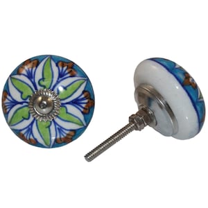 Op de afbeelding: Een blauwe en witte keramische knop met een bloemenmotief. De knop heeft een zilveren schroef.
