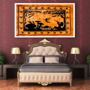 Peut inclure: Une tapisserie avec une silhouette noire de fées et un arbre sur un fond jaune. La tapisserie est accrochée à un mur bordeaux au-dessus d'un lit avec une tête de lit et deux oreillers.