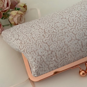 Braut Pailletten Geldbörse, Clutch Tasche aus weißen Pailletten mit blush Satin Rückseite.
