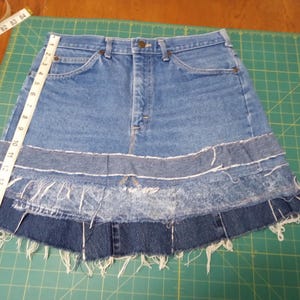 Jupe en jean en denim recyclé effiloché style superposé OOAK
