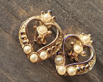 Orecchini a clip a forma di cuore rosso con perle bianche, vintage, anni '80, non firmati - Italia