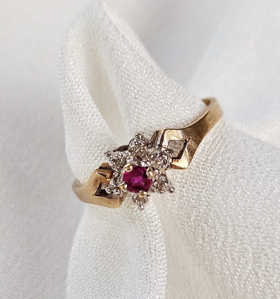 VTG 10k Gold Floral Cluster Ring with Ruby and Di… - image 2