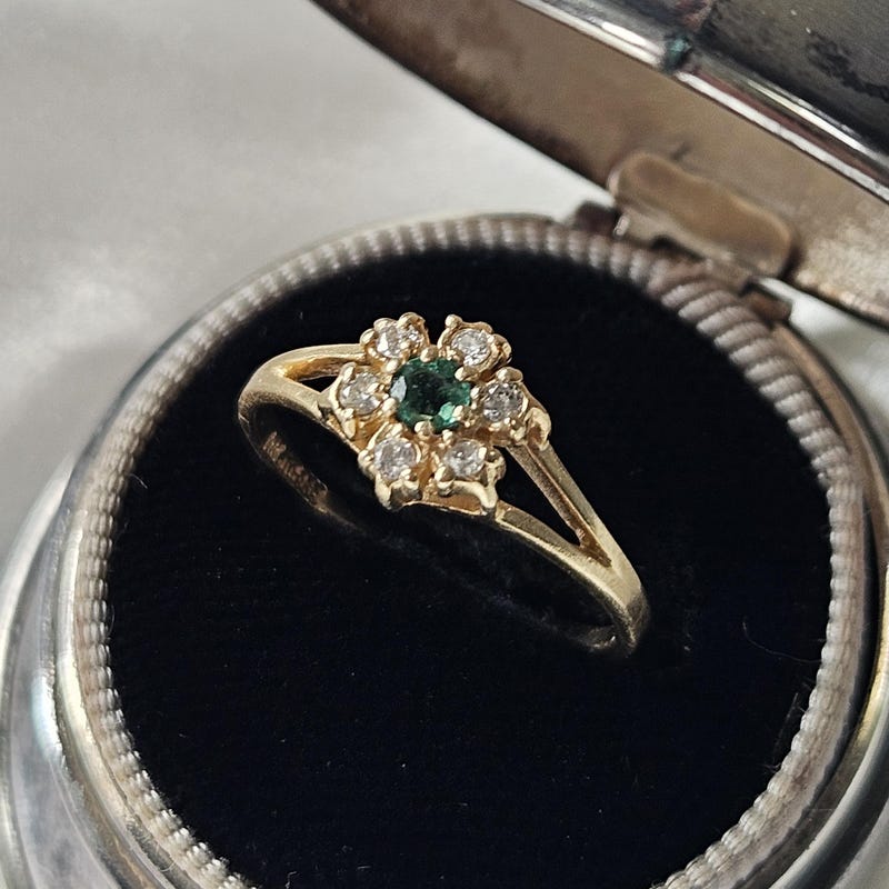 Timeless Golden Flower Ring