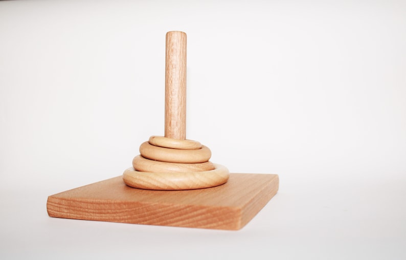 Holzringe auf einem senkrechten Stab