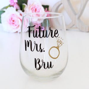 Future Mrs Wine Glass, Engagement Wine Glass, Engaged Wine Glass, future bride, wedding engagement gift, bride to be Wine Glass, Future wife