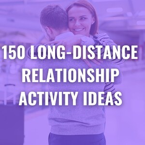 Może przedstawiać: Zdjęcie pary obejmującej się, z białym tekstem "150 POMYSŁÓW NA AKTYWNOŚCI W ZWIĄZKU NA ODLEGŁOŚĆ". Tło to rozmyte lotnisko, sugerujące podróże i połączenie.