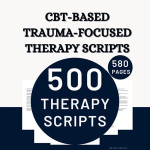 Puede incluir: Un documento digital titulado CBT-BASED TRAUMA-FOCUSED THERAPY SCRIPTS que presenta un gran círculo azul oscuro con el texto blanco 500 THERAPY SCRIPTS y un círculo más pequeño que indica 580 PAGES. El fondo es blanco con detalles azul oscuro.