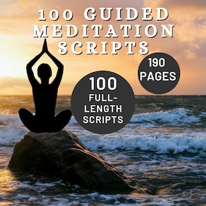 Pode incluir: Imagem de uma silhueta de uma pessoa em pose de ioga sobre uma rocha, com um pôr do sol sobre o oceano. O texto diz "100 Scripts de Meditação Guiada", "100 Scripts Completos" e "190 Páginas" em um círculo.