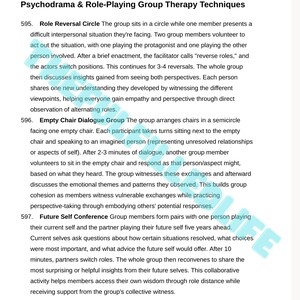 Puede incluir: Texto de una p&aacute;gina titulada "T&eacute;cnicas de psicodrama y terapia de grupo de rol". Describe tres t&eacute;cnicas: C&iacute;rculo de inversi&oacute;n de roles, Grupo de di&aacute;logo de la silla vac&iacute;a y Conferencia del yo futuro.