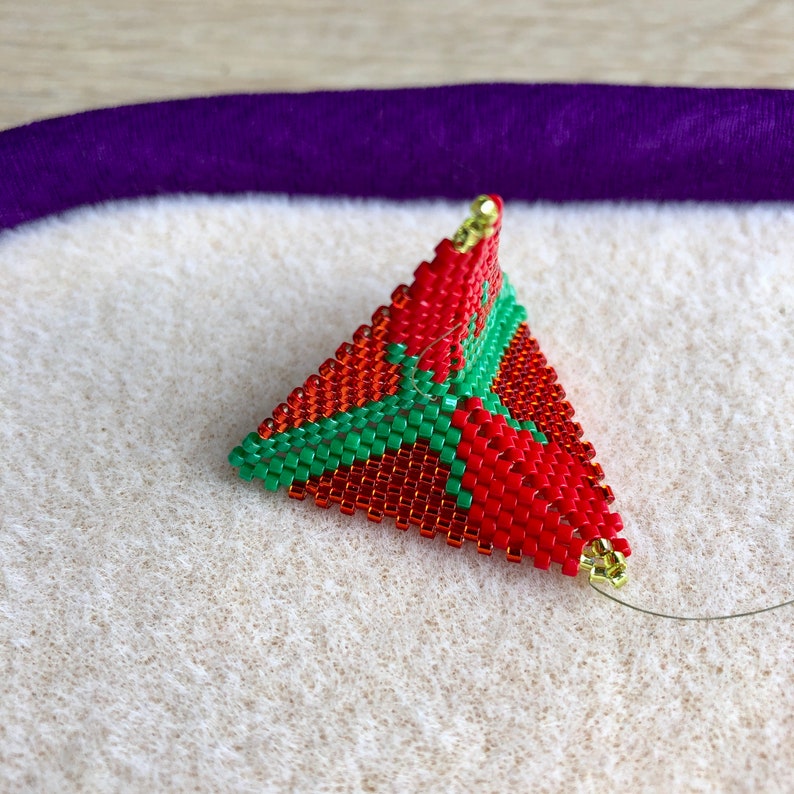 3D Peyote Star, Christmas Poinsettia Star 2, warped square, Geometric Beading Pattern. image 3