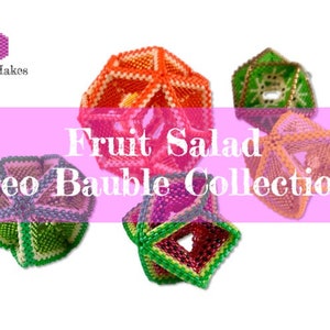 Op de afbeelding: Een verzameling van vijf kleurrijke geometrische kralenornamenten, elk met een ander ontwerp en kleurenschema. De ornamenten zijn gelabeld "Fruit Salad Geo Bauble Collection".