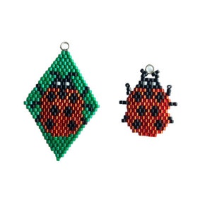 Peut inclure: Deux breloques en forme de coccinelle, l'une en forme de losange vert et l'autre en forme de coccinelle traditionnelle. Les deux breloques sont faites de perles rouges, noires et blanches.