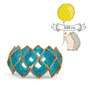 Könnte beinhalten: Ein türkisfarbenes und goldenes Armband mit gewebtem Muster. Das Armband ist auf weißem Hintergrund abgebildet, mit einem Comic-Igel, der einen gelben Ballon mit dem Text "Add-on" auf einem Banner hält.