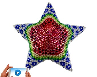 Puede incluir: Un adorno de estrella de color con forma de estrella con un diseño de sandía. La estrella está hecha de cuentas blancas, azules, verdes y rojas.