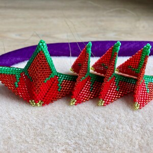 3D Peyote Star, Christmas Poinsettia Star 2, warped square, Geometric Beading Pattern. image 5