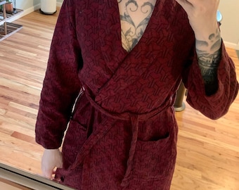 Anpassbarer türkischer Baumwoll-Jacquard-Bademantel mit Kapuze in Burgund und Schwarz.