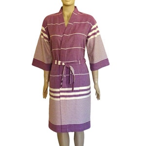 Könnte beinhalten: Ein lila-weiß gestreiftes Bademantel mit einem Selbstgürtel. Der Bademantel hat einen Kimono-Kragen und Dreiviertelärmel.