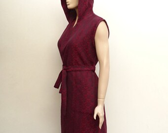 Anpassbare ärmellose Robe mit Kapuze aus türkischer Baumwolle Jacquard in Burgund und Schwarz.