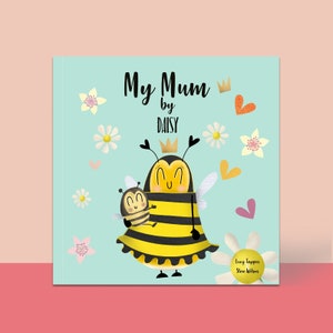 Può includere: Una copertina di libro blu chiaro con il titolo "My Mum by Daisy" in testo nero. La copertina presenta un'illustrazione di cartone animato di un'ape con una corona che tiene un'ape più piccola. Il libro è decorato con fiori e cuori.