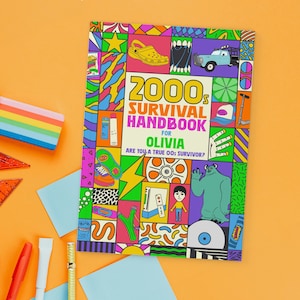 Może przedstawiać: Kolorowa książka zatytułowana "2000s Survival Handbook for Olivia" z kolażem ilustracji z motywami z lat 2000. Okładka przedstawia ż&oacute;łtego Croca, niebieską ciężar&oacute;wkę i postać z kresk&oacute;wki. Inne elementy to tęczowa gumka i długopisy.