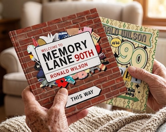 Puede incluir: Un libro cuadrado con fondo de pared de ladrillo rojo que presenta un letrero blanco que dice Welcome to Memory Lane 90th Ronald Wilson y un letrero más pequeño que dice This Way. Detrás, un segundo libro muestra el texto Ronald Wilson are 90.