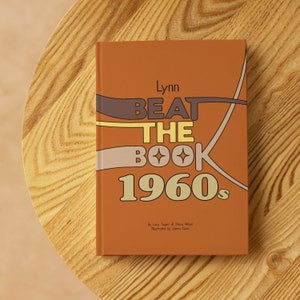 Libro de preguntas Beat The Book personalizado de los años 60, nostalgia de la década de 1960, regalo de cumpleaños número 60 para hombres y mujeres, retro de 1960 imagen 1