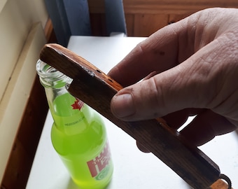 Ouvre-bouteille fait à partir de raquette en bois cassée