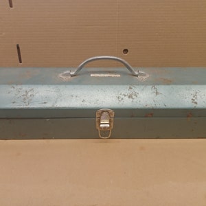 Boîte à outils vintage en métal vert avec plateau divisé