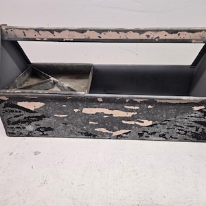 Boîte à outils en métal faite main avec plateau