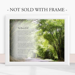 Può includere: Una stampa d'arte stampabile con una scena di natura verde e bianca e una poesia intitolata "The Road of Life" che recita: "Ogni giorno viaggiamo sulla strada della vita, Non per scelta o per nostra volontà, A volte è difficile navigare, Poiché il viaggio è per lo più in salita."