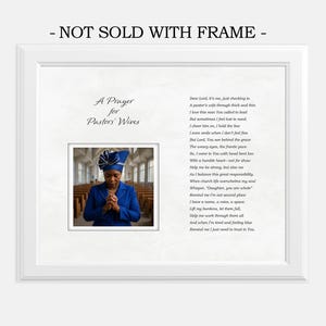 Peut inclure: Impression encadrée blanche avec le texte "A Prayer for Pastors' Wives". L'impression comprend une photo d'une femme en tenue bleue et un poème. Le texte "- NOT SOLD WITH FRAME -" est en haut.