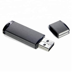 Puede incluir: Una memoria USB gris con un conector plateado. La memoria tiene una tapa negra que está separada de la memoria.