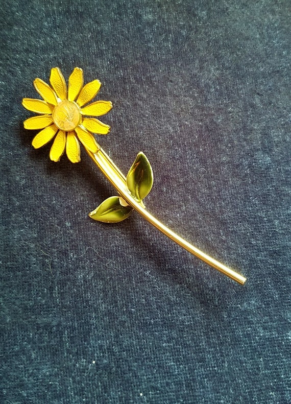 Vintage Enamel Daisy Pin