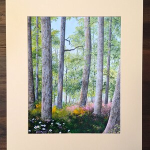 Puede incluir: Una pintura que representa una escena de bosque con &aacute;rboles altos y un sotobosque verde exuberante. Los &aacute;rboles est&aacute;n principalmente desnudos, con algunas hojas que a&uacute;n se aferran a las ramas. El sotobosque es una mezcla de verde y marr&oacute;n, con algunas flores floreciendo en primer plano. La pintura est&aacute; realizada en un estilo realista, con un enfoque en el detalle.
