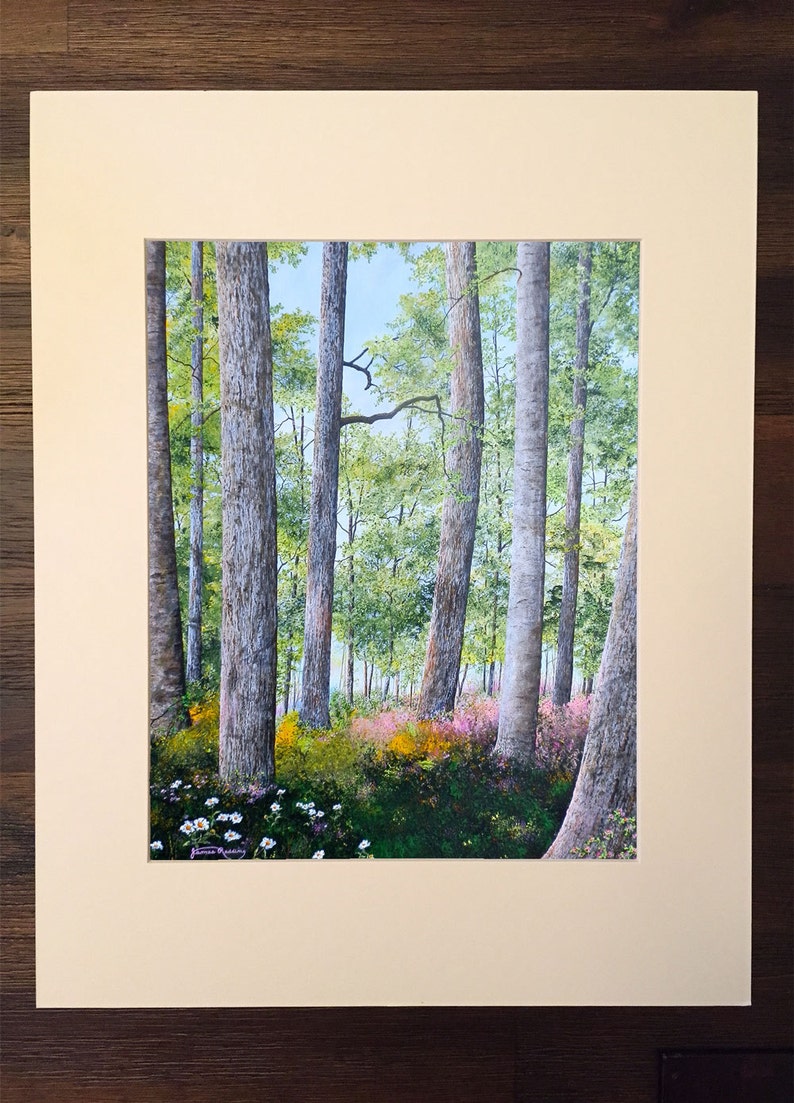 Puede incluir: Una pintura que representa una escena de bosque con &aacute;rboles altos y un sotobosque verde exuberante. Los &aacute;rboles est&aacute;n principalmente desnudos, con algunas hojas que a&uacute;n se aferran a las ramas. El sotobosque es una mezcla de verde y marr&oacute;n, con algunas flores floreciendo en primer plano. La pintura est&aacute; realizada en un estilo realista, con un enfoque en el detalle.