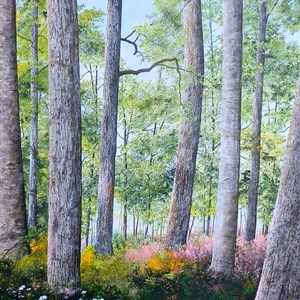 Puede incluir: Una pintura que representa una escena de bosque con &aacute;rboles altos y un sotobosque verde exuberante. Los &aacute;rboles est&aacute;n principalmente desnudos, pero algunas hojas permanecen en las ramas. El sotobosque es una mezcla de verde y marr&oacute;n, y hay algunas flores en primer plano. La pintura est&aacute; realizada en un estilo realista.