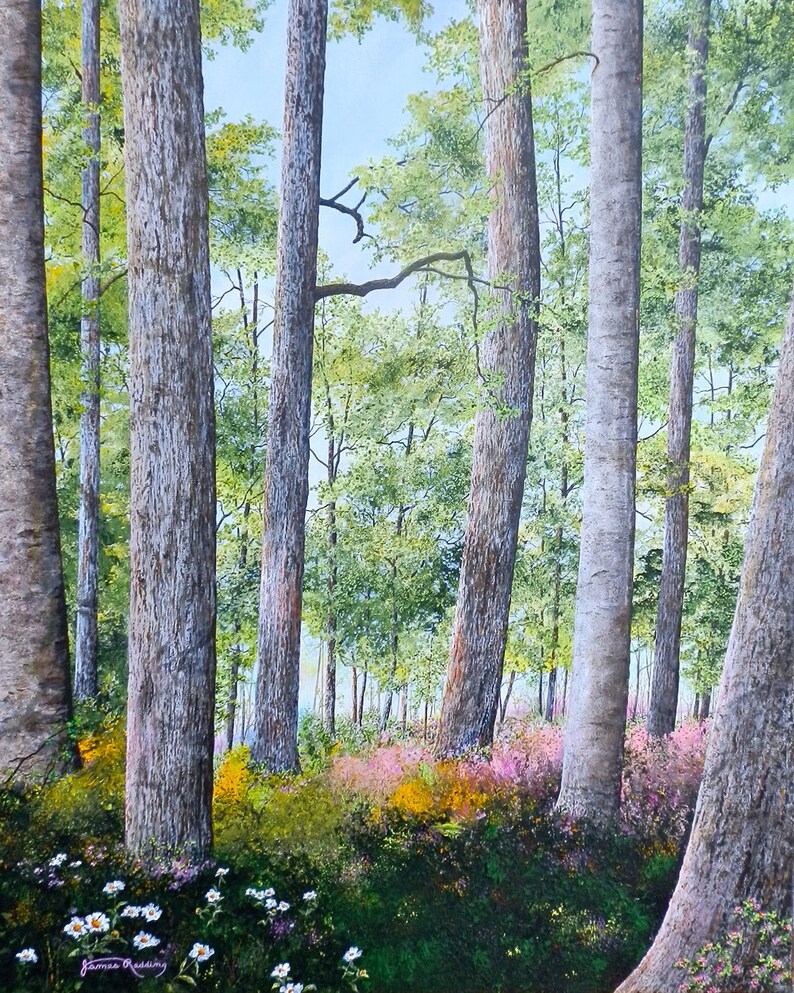 Puede incluir: Una pintura que representa una escena de bosque con &aacute;rboles altos y un sotobosque verde exuberante. Los &aacute;rboles est&aacute;n principalmente desnudos, pero algunas hojas permanecen en las ramas. El sotobosque es una mezcla de verde y marr&oacute;n, y hay algunas flores en primer plano. La pintura est&aacute; realizada en un estilo realista.