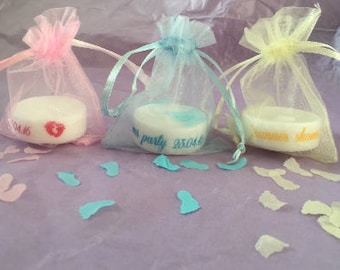 Spersonalizowane świece na baby shower: różowe, niebieskie, żółte