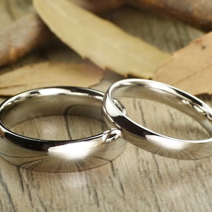 Juego de anillos de boda polacos de oro blanco a juego para él y para ella, anillos de titanio de 6 mm y 4 mm de ancho