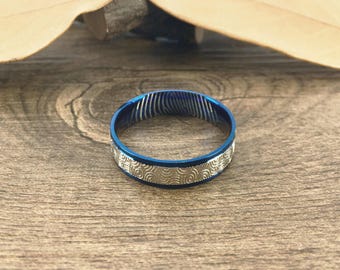 Votre véritable bague d'empreintes digitales faite main pour homme, bague en titane bleu argenté bicolore, bague de promesse unique, cadeau d'anniversaire, forme plate 6 mm