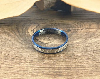 Votre bague avec empreintes digitales faite à la main, couleur bleue unique, bague pour femme, bague en titane personnalisée, bague de promesse, cadeau d'anniversaire en forme de dôme, 4 mm