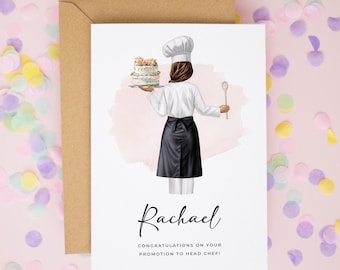 Puede incluir: Una tarjeta de felicitación con la ilustración de un chef con uniforme blanco y delantal negro, sosteniendo un pastel y una cuchara de madera. El texto dice "Rachael" y "CONGRATULATIONS ON YOUR PROMOTION TO HEAD CHEF!" sobre fondo blanco.