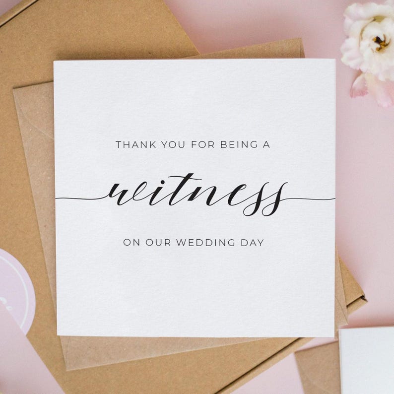 以下が含まれることがあります： THANK YOU FOR BEING A witness ON OUR WEDDING DAYという黒い文字が印刷された正方形の白いグリーティングカード。witnessという単語は装飾的な筆記体で書かれており、他の単語はシンプルなサンセリフフォントで構成されています。