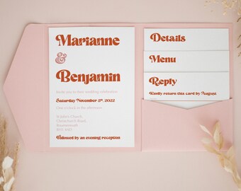 Può includere: Una cartellina per inviti di nozze rosa chiaro contenente un cartoncino principale con i nomi Marianne e Benjamin in grassetto arancione, insieme a tre cartoncini più piccoli etichettati Details, Menu e Reply, con tipografia arancione.