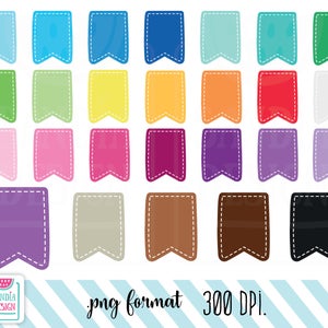 Puede incluir: Una colección de ilustraciones de banners rectangulares coloridos en varios tonos, incluyendo azul, verde, amarillo, rosa y morado. Cada banner tiene un borde blanco cosido y una parte inferior puntiaguda. La imagen también incluye el texto "png format 300 DPI."