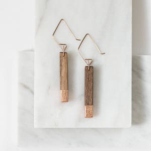 Orecchini a barra in noce dorato // Legno leggero + accenti in foglia di rame, pendente geometrico in oro rosa
