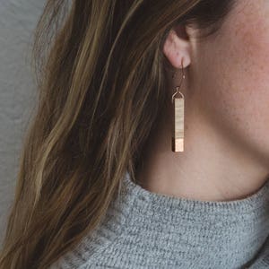Orecchini a barra in rovere dorato // Legno leggero + accenti in foglia di rame, pendente geometrico in oro rosa