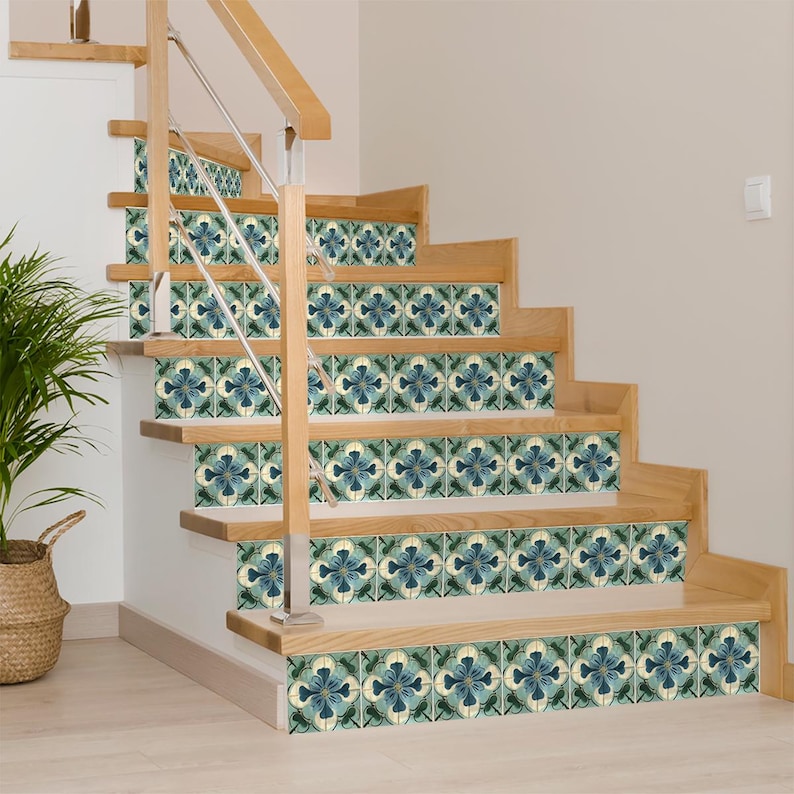 Puede incluir: Un conjunto de pelda&ntilde;os decorativos para escaleras con un patr&oacute;n floral azul y verde. Los pelda&ntilde;os son de madera y tienen un acabado brillante.